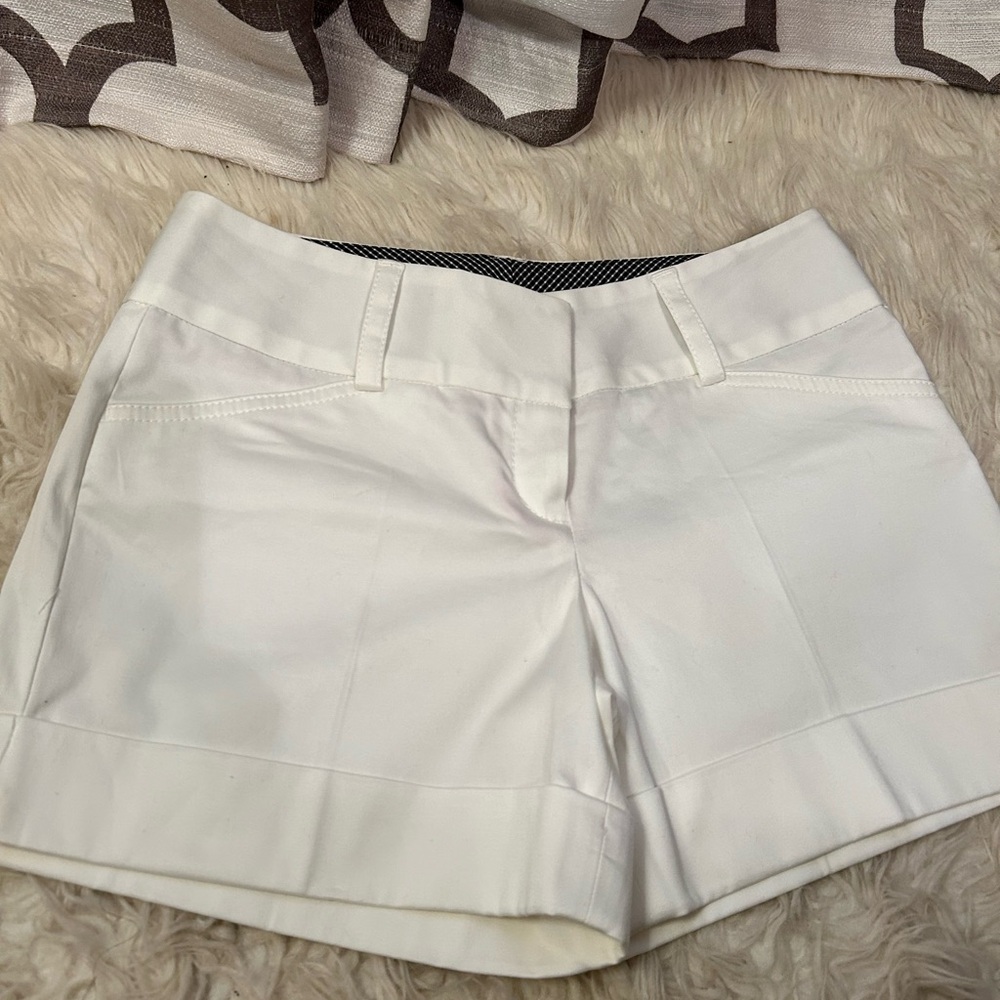 Express Design Studio White Shorts NWT Size 2 Cuffs Pockets Cotton Dressy New